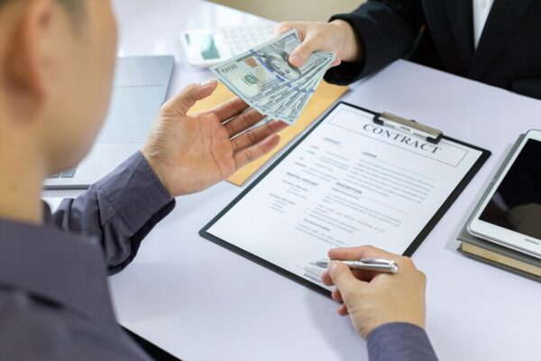 Đòi nợ thuê cá nhân với doanh nghiệp là gì?